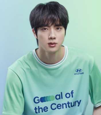 Člen BTS Jin, ktorý má na sebe zelený dres Team Century.