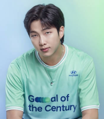 Člen BTS RM má na sebe zelený dres Team Century.