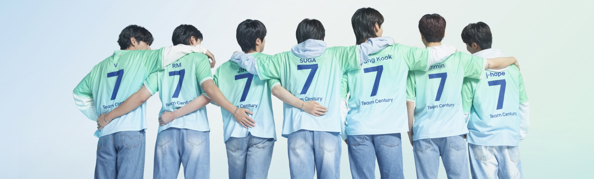 Všetkých 7 členov BTS stojacich v línii smerujúcou dozadu. Každý člen má na sebe modré džínsy so zeleným a sivým dresom Team Century s tmavomodrým číslom 7 vyobrazeným na chrbte.