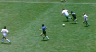 Snímka obrazovky záznamu legendárneho sólového útoku Diega Maradonu proti Anglicku v roku 1986