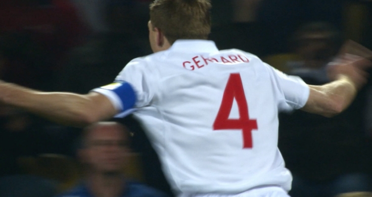 Steven Gerrard oslavuje gól v bielom drese Anglicka s červeným nápisom Gerrard a číslom 4 na chrbte.