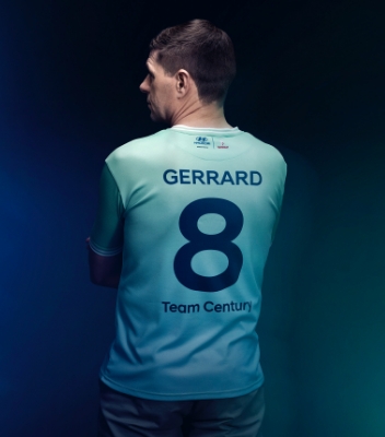 Steven Gerrard v drese Team Century s tmavomodrým nápisom Gerrard, číslom 8 a Team Century na chrbte.