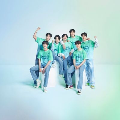 Všetci siedmi členovia BTS oblečení v tričkách Hyundai Team Century s nápisom Goal of the Century na prednej strane.