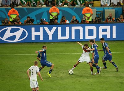 Reklamný baner Hyundai na mantineli futbalového štadiónu, na ktorom hrá národné mužstvo Nemecka.