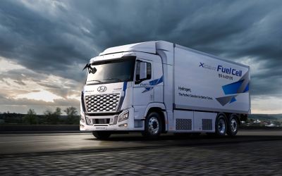 A Hyundai hydrogen fuel cell lorry driving down the highway.